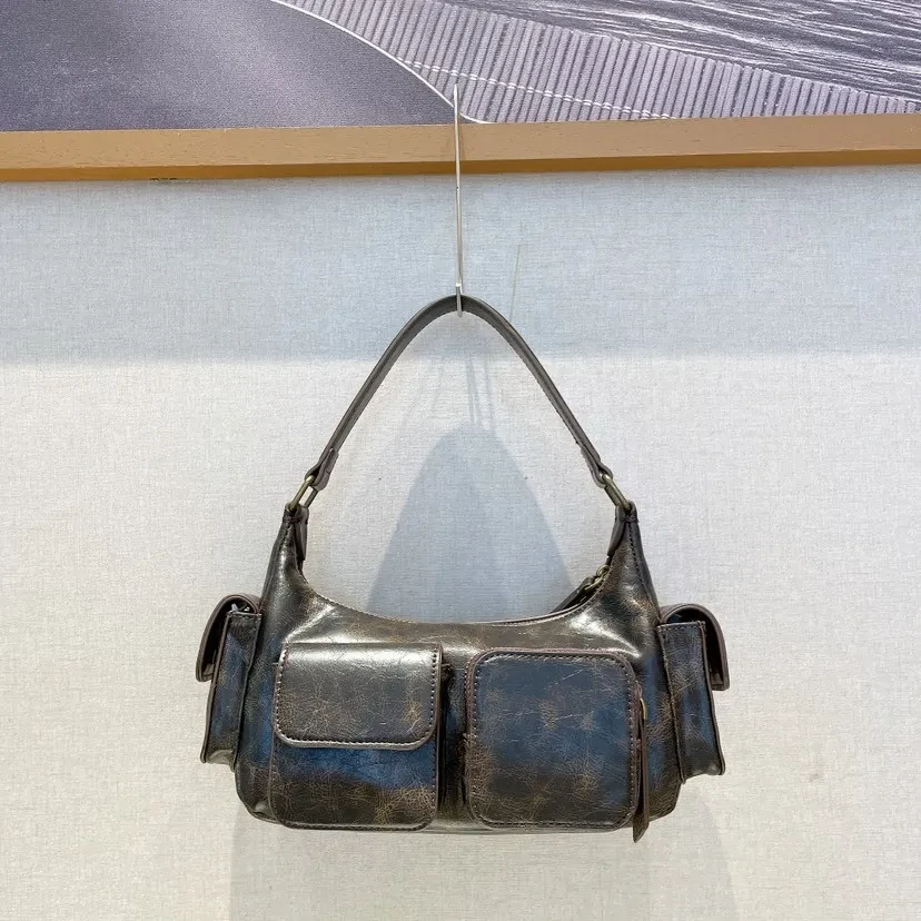 Bolso tote sencillo de un solo hombro bajo el brazo
