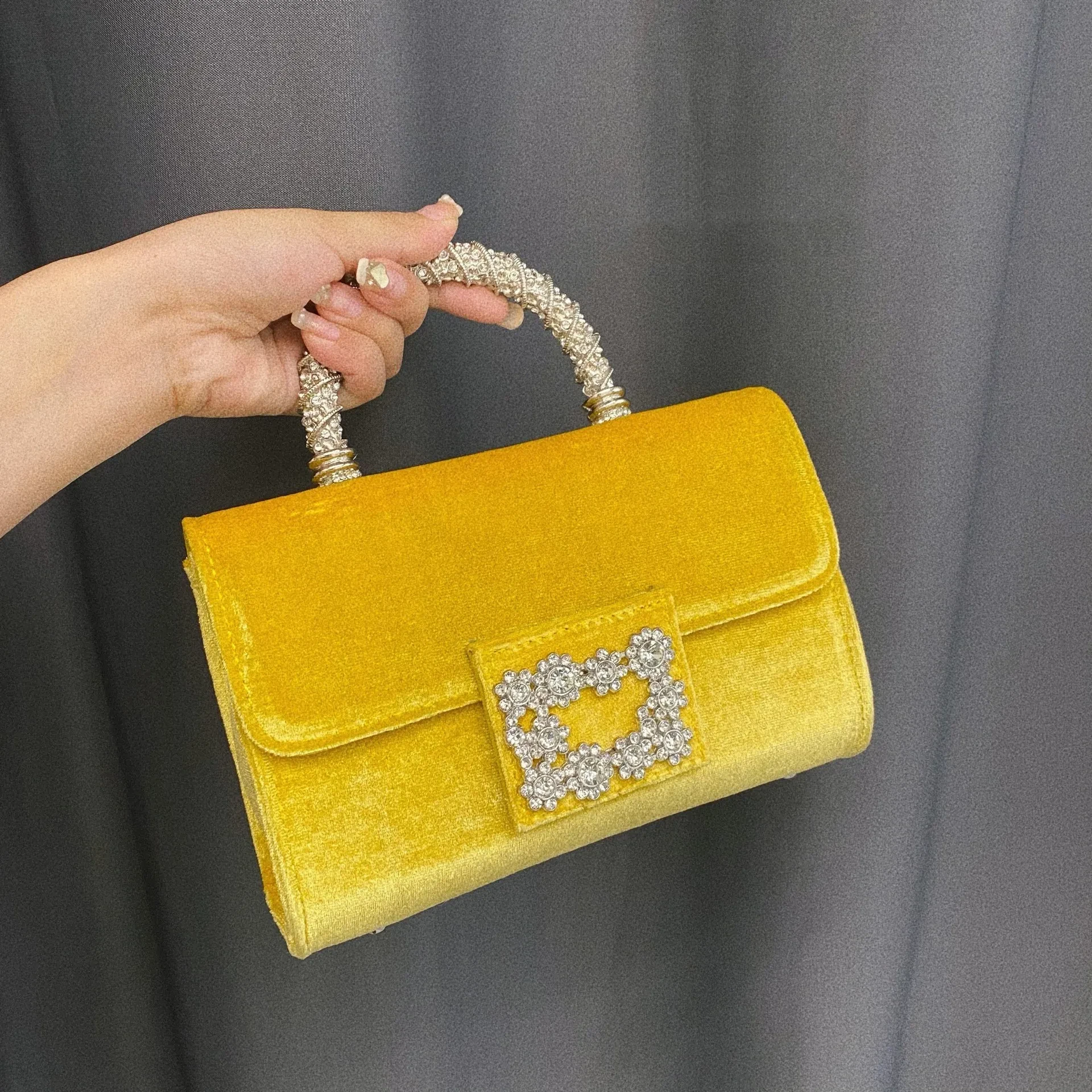Bolso pequeño cuadrado con flores de diamantes de imitación brillantes estilo retro francés