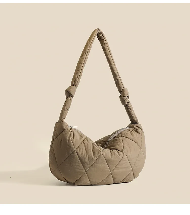 Bolso bandolera de algodón con diseño de rombos y diseño de bola de masa de plumón