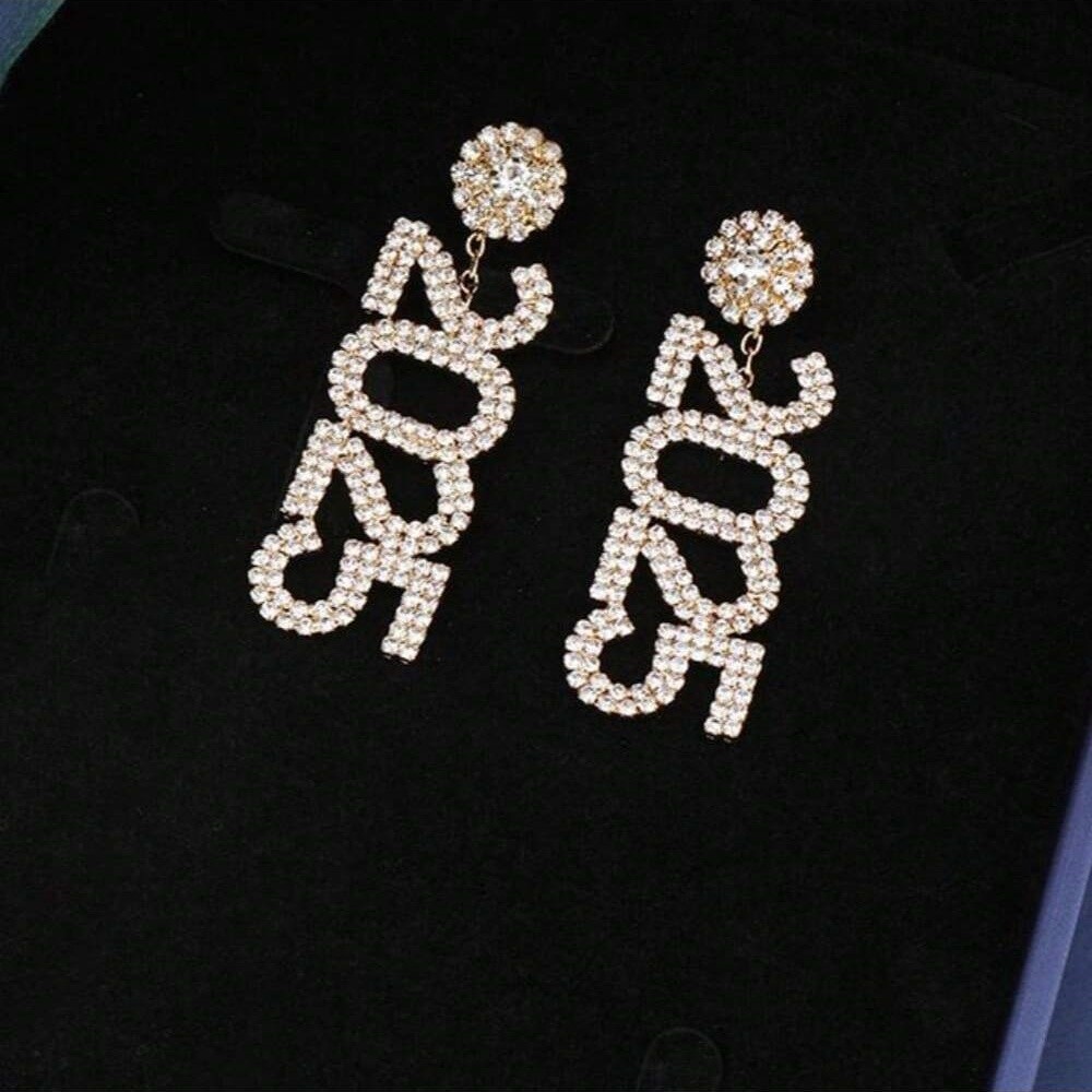 Pendientes colgantes de lujo con diamantes de imitación y número del año 2025