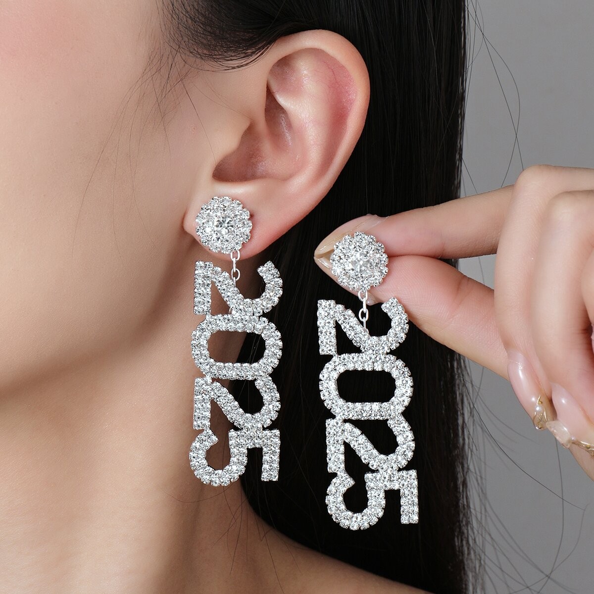 Pendientes colgantes de lujo con diamantes de imitación y número del año 2025