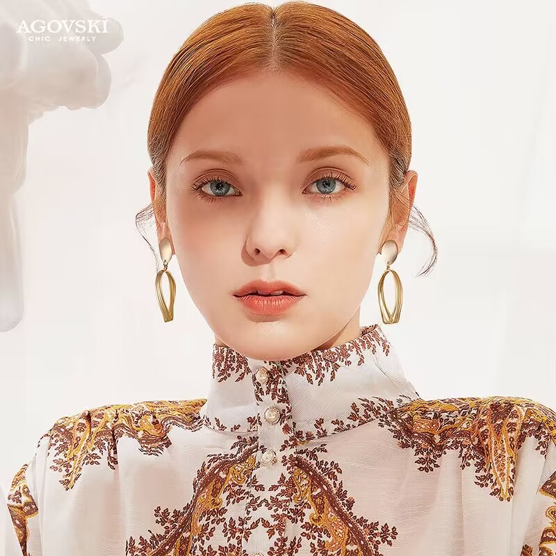 Nuevos pendientes de clip con múltiples óvalos y diseño geométrico retro metálico dorado