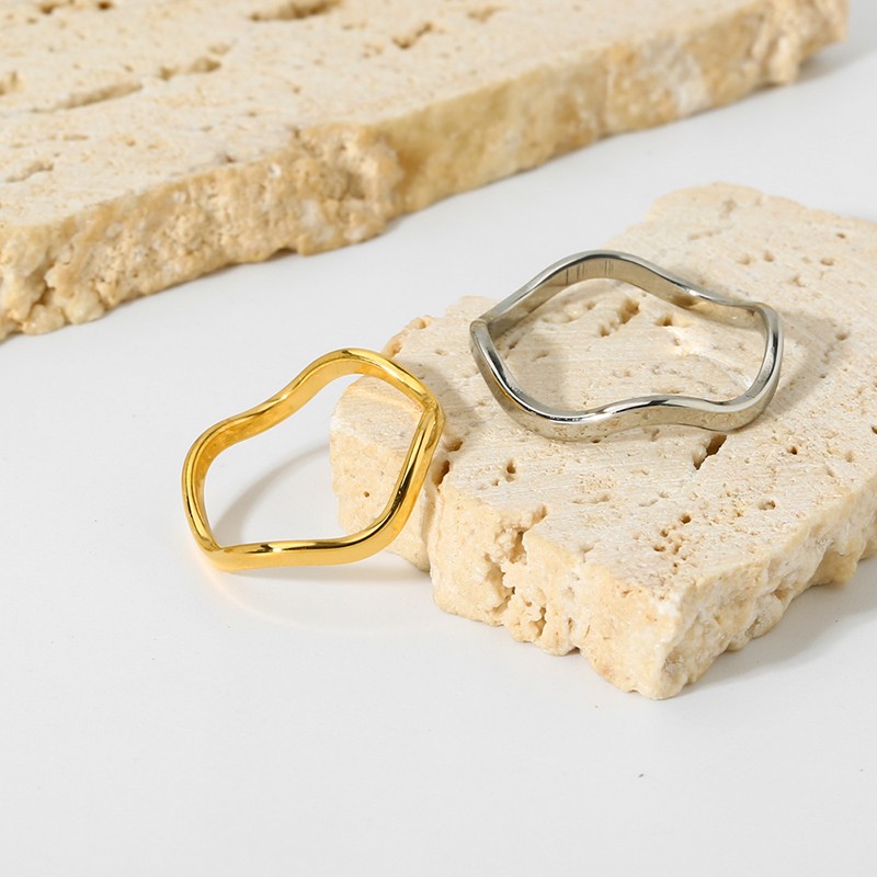 Anillo ondulado de acero inoxidable chapado en oro de 18 quilates resistente al agua