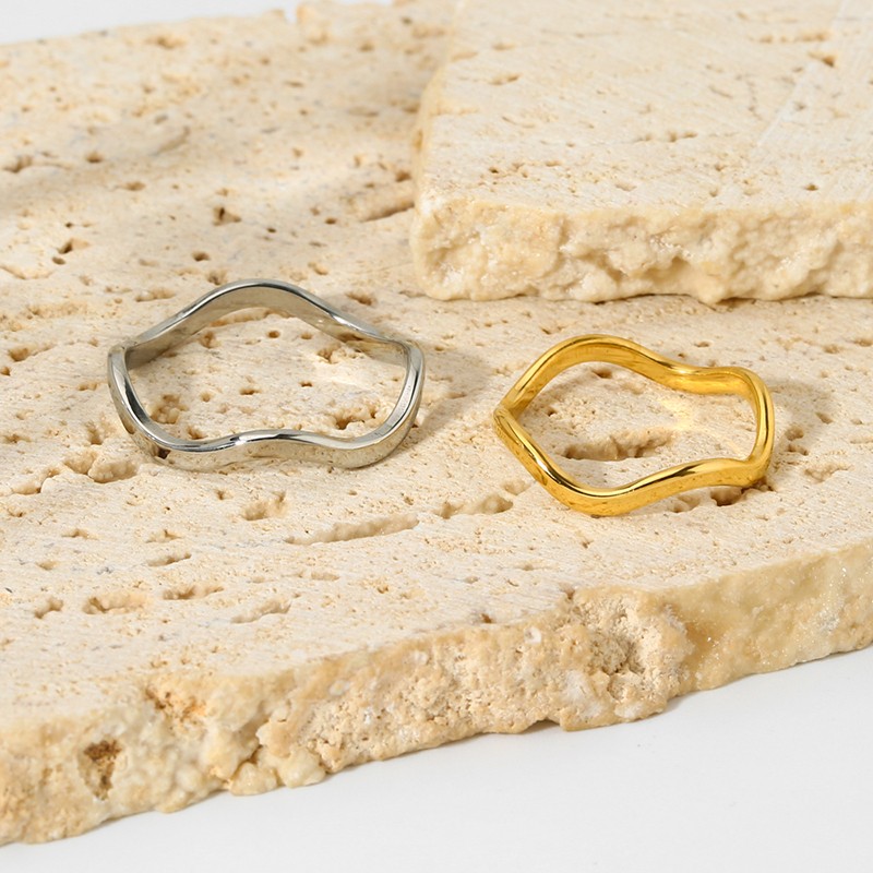 Anillo ondulado de acero inoxidable chapado en oro de 18 quilates resistente al agua