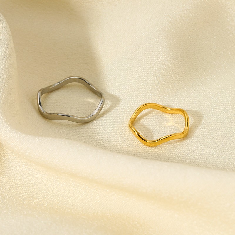 Anillo ondulado de acero inoxidable chapado en oro de 18 quilates resistente al agua