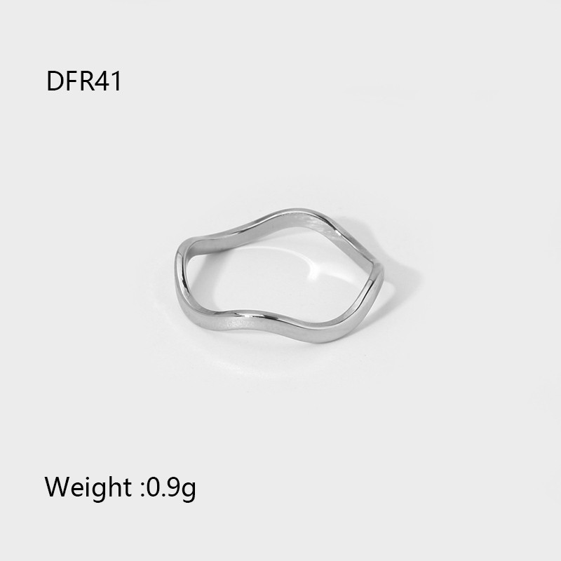 Anillo ondulado de acero inoxidable chapado en oro de 18 quilates resistente al agua