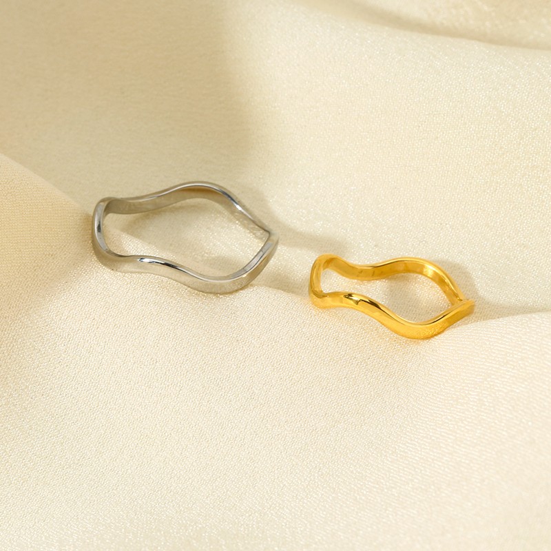Anillo ondulado de acero inoxidable chapado en oro de 18 quilates resistente al agua