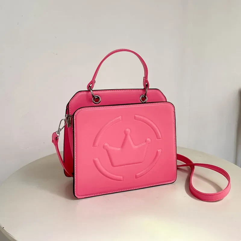 Bolso de hombro para mujer con relieve simple, cruzado, de piel sintética suave y texturizada.