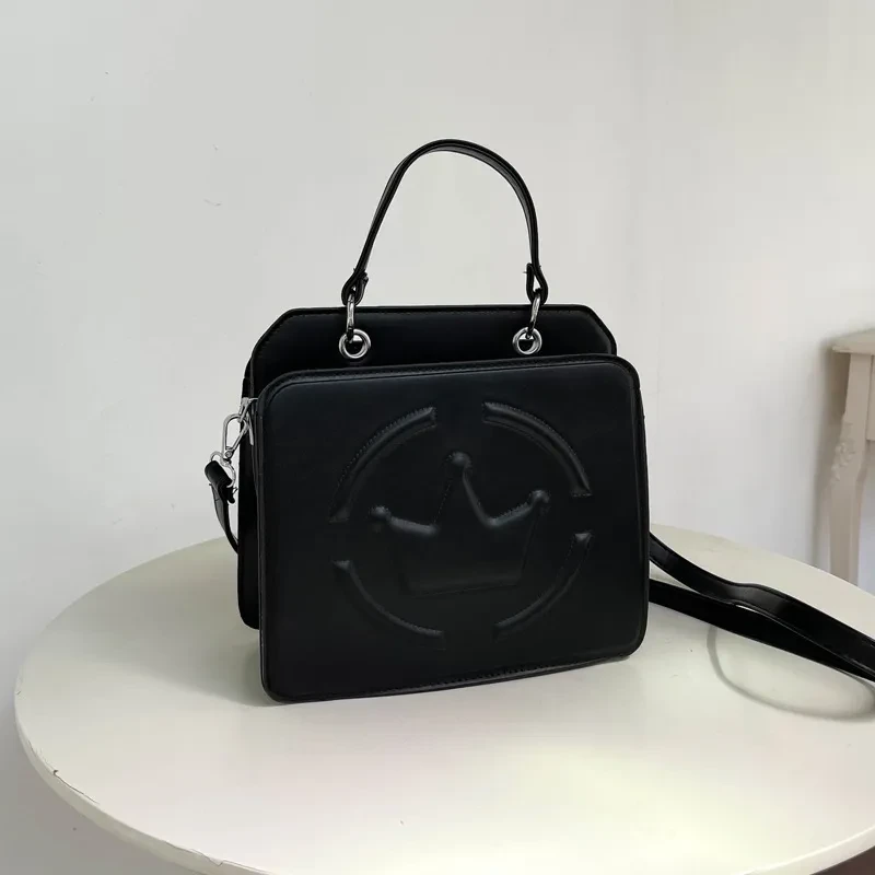 Bolso de hombro para mujer con relieve simple, cruzado, de piel sintética suave y texturizada.