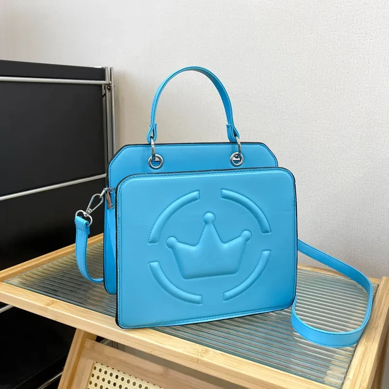 Bolso de hombro para mujer con relieve simple, cruzado, de piel sintética suave y texturizada.