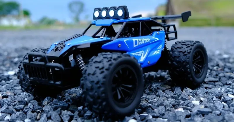 Camión RC K.K de alta velocidad de 20 km/h - Escala 1:16, carrocería de aleación con faros mejorados, recargable por USB, regalo perfecto para niños y niñas en Navidad, Halloween y Acción de Gracias.