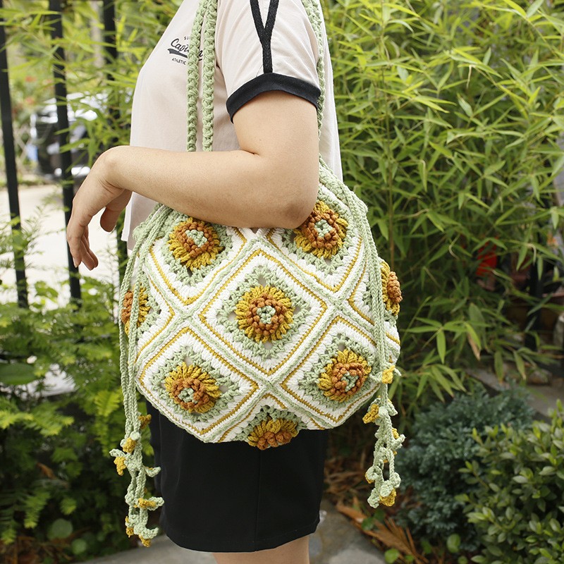 Bolso de hombro con cordón de ganchillo de lana dulce