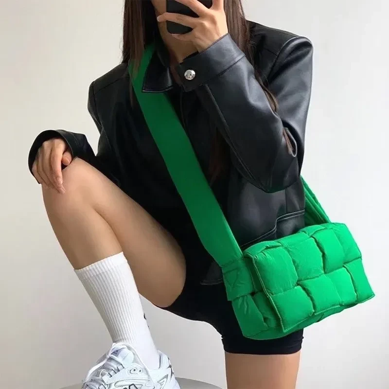 Bolso bandolera de un solo hombro con esponja tejida a cuadros de diamantes