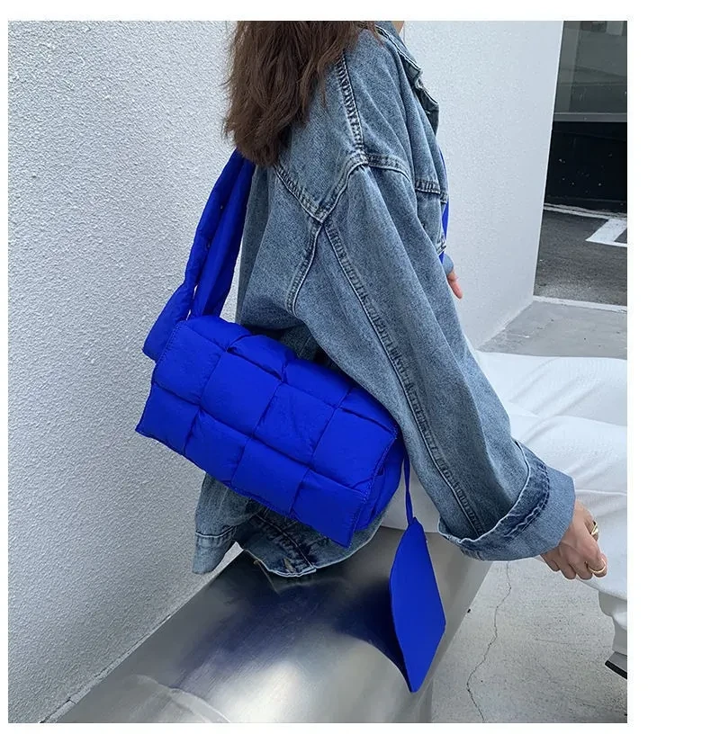 Bolso bandolera de un solo hombro con esponja tejida a cuadros de diamantes