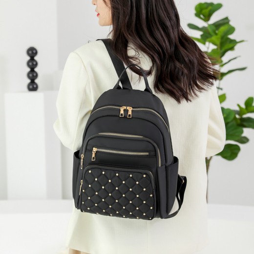 Mochila de moda con remaches y costura de rombos