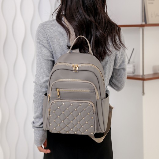 Mochila de moda con remaches y costura de rombos