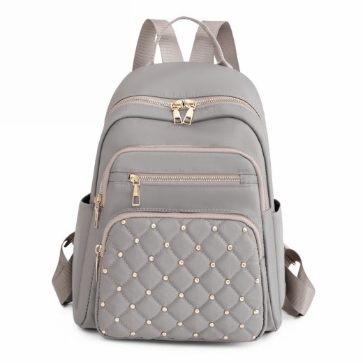 Mochila de moda con remaches y costura de rombos
