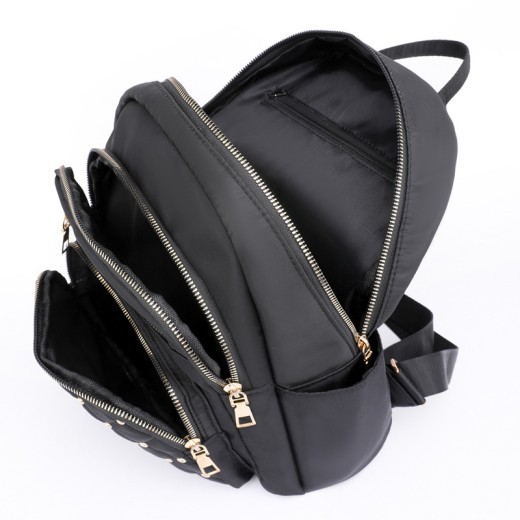 Mochila de moda con remaches y costura de rombos