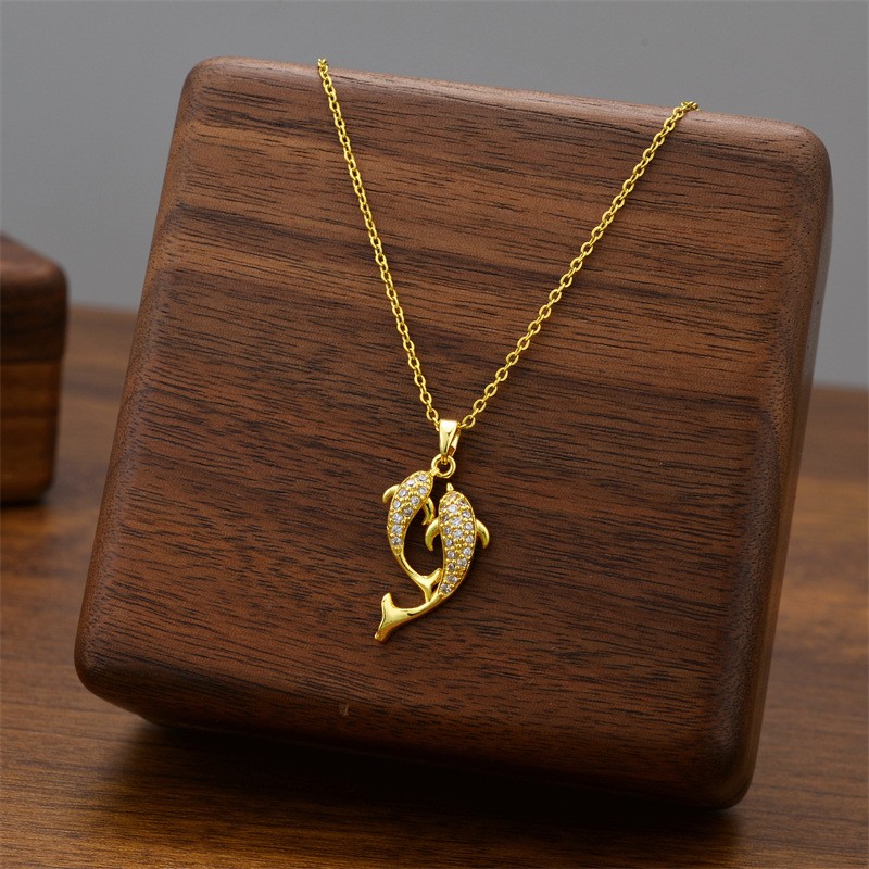Exquisito collar con colgante de delfín de acero de titanio
