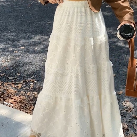 Vestido de encaje con costuras a juego y encaje calado