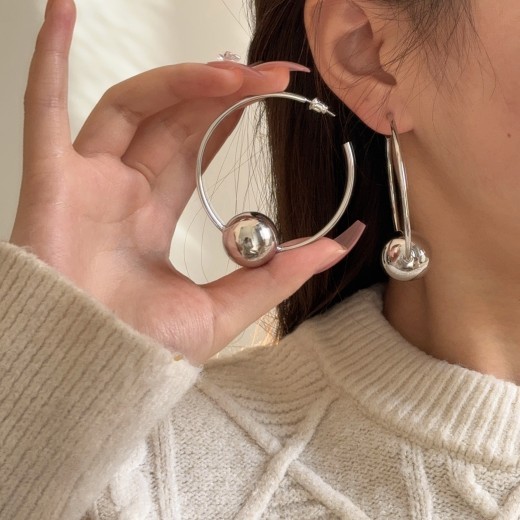 Pendientes de bola circular grande de latón chapado en oro de 18 quilates