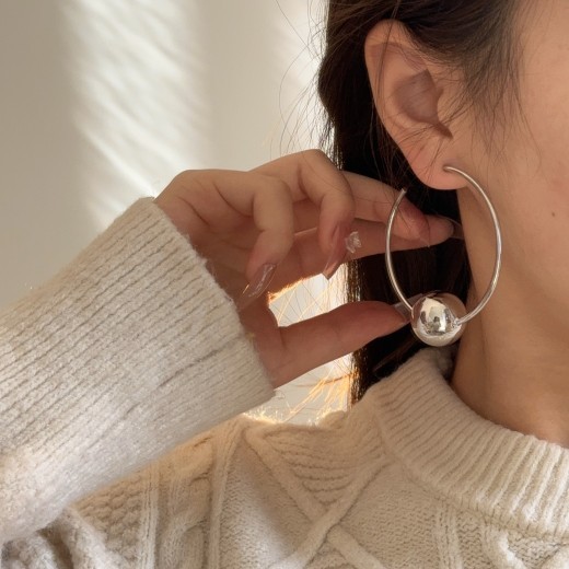 Pendientes de bola circular grande de latón chapado en oro de 18 quilates