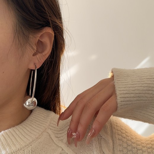 Pendientes de bola circular grande de latón chapado en oro de 18 quilates