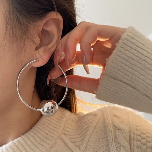 Pendientes de bola circular grande de latón chapado en oro de 18 quilates