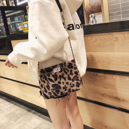 Bolso bandolera con cadena, tendencia de moda online para influencers
