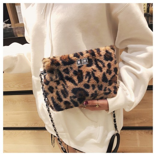 Bolso bandolera con cadena, tendencia de moda online para influencers