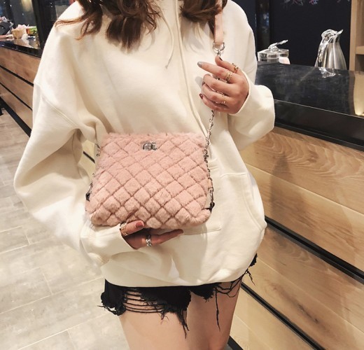 Bolso bandolera con cadena, tendencia de moda online para influencers