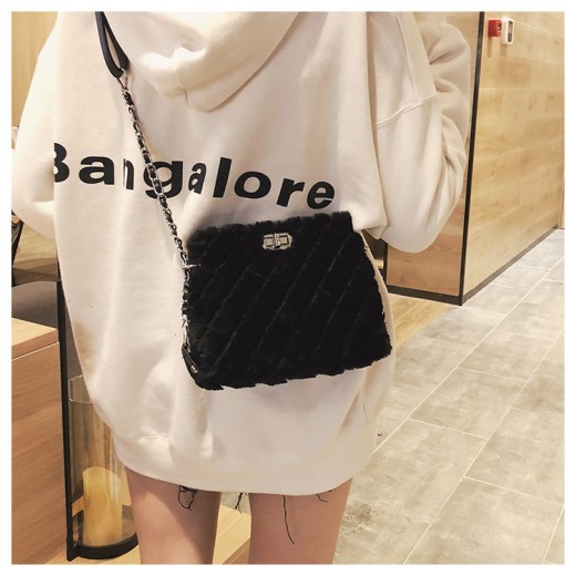 Bolso bandolera con cadena, tendencia de moda online para influencers
