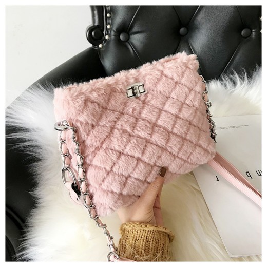 Bolso bandolera con cadena, tendencia de moda online para influencers
