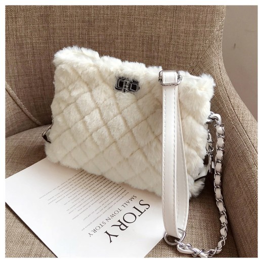 Bolso bandolera con cadena, tendencia de moda online para influencers