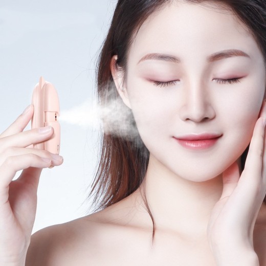 El nuevo humidificador en aerosol mini con lindo gato.