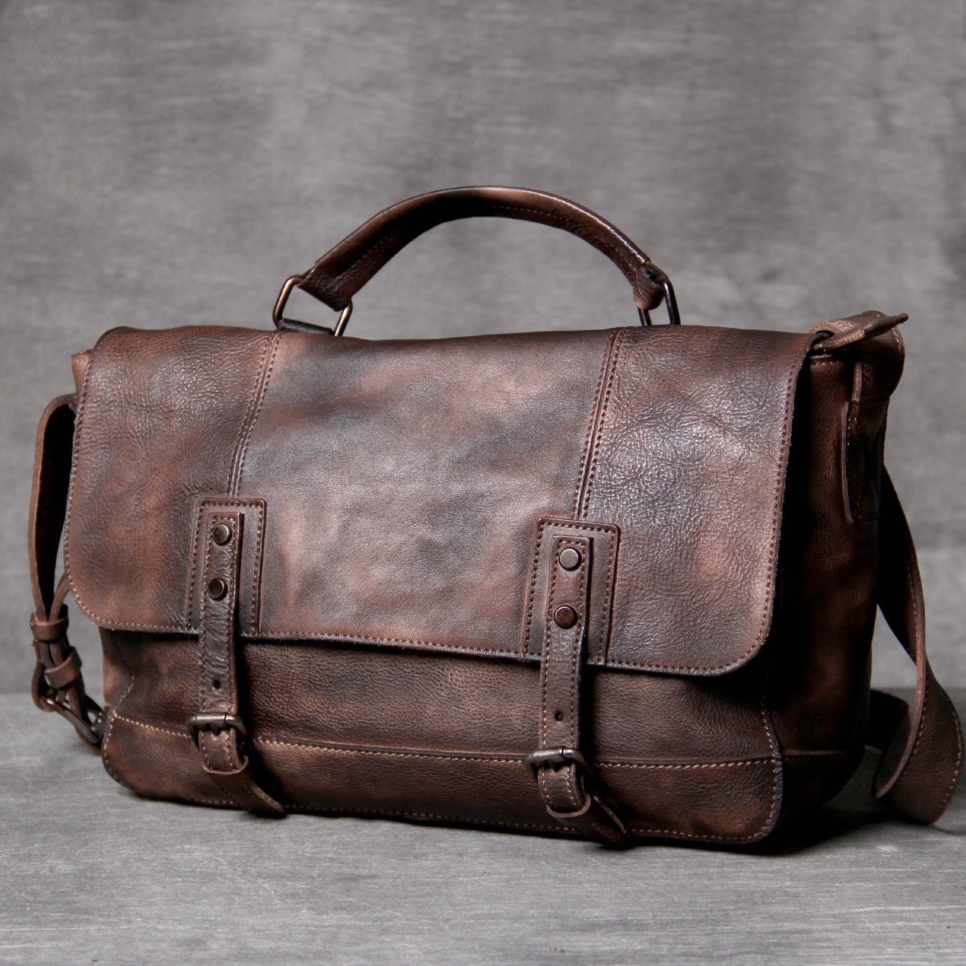Bolso bandolera vintage de piel de vaca con un solo hombro y primera capa desgastada