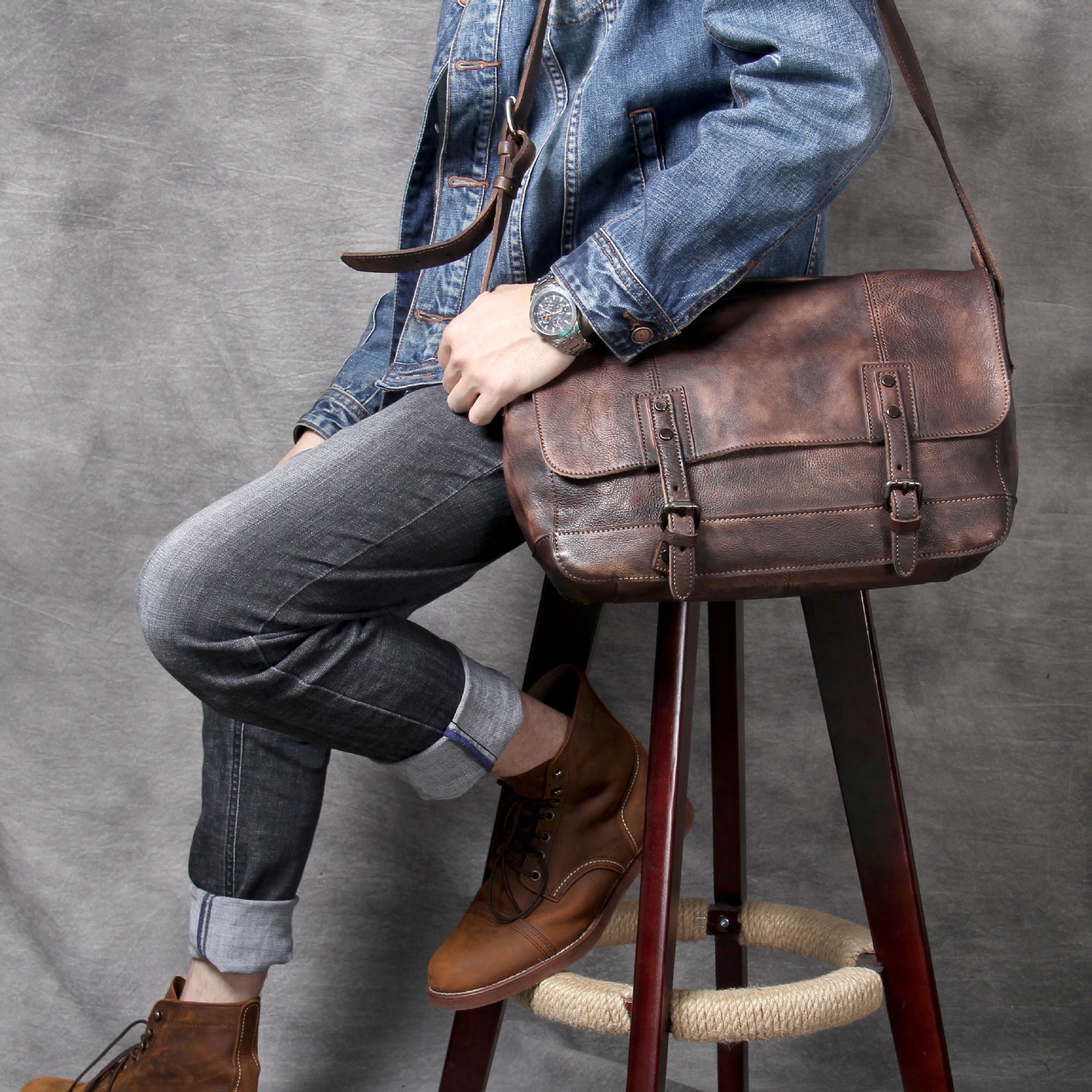 Bolso bandolera vintage de piel de vaca con un solo hombro y primera capa desgastada