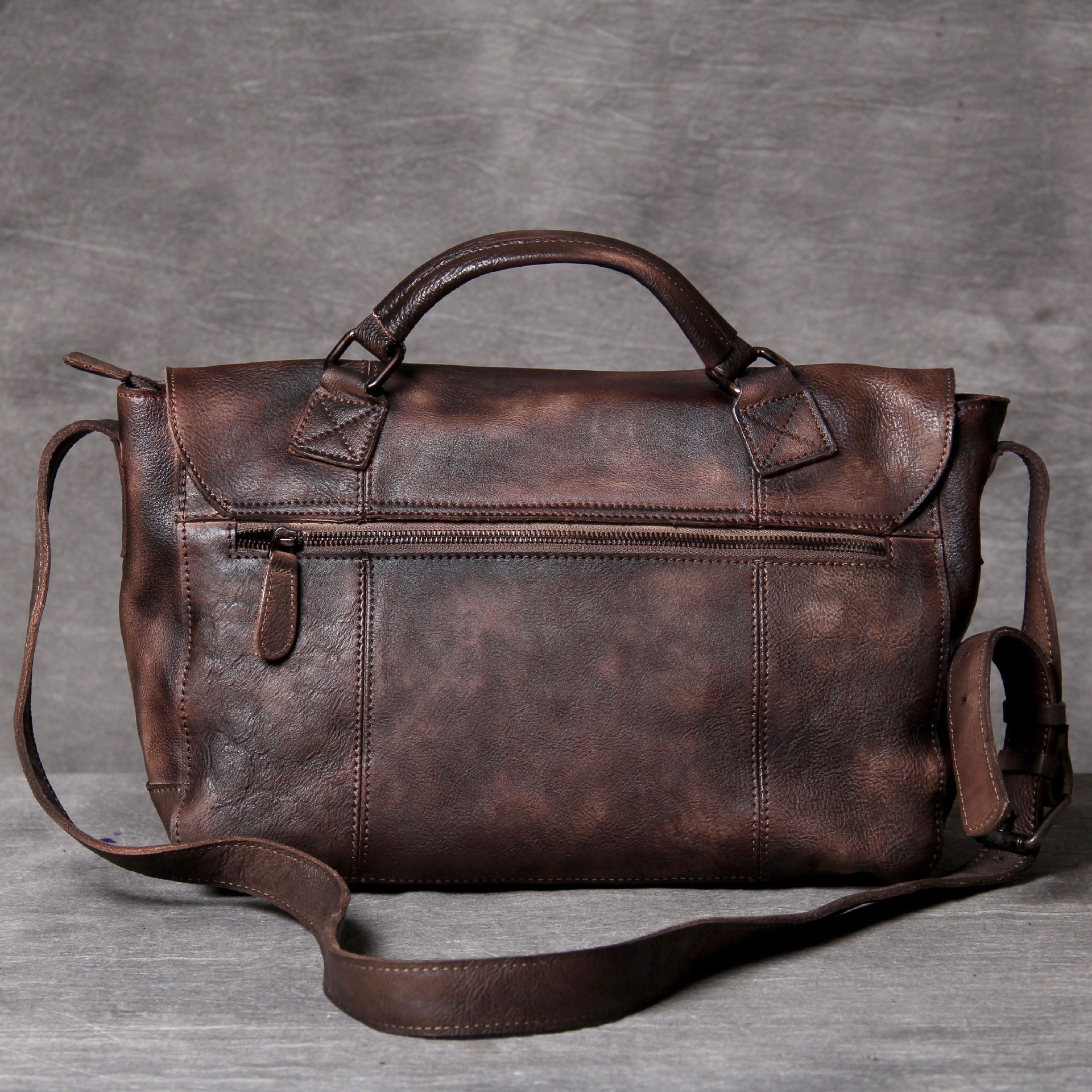 Bolso bandolera vintage de piel de vaca con un solo hombro y primera capa desgastada