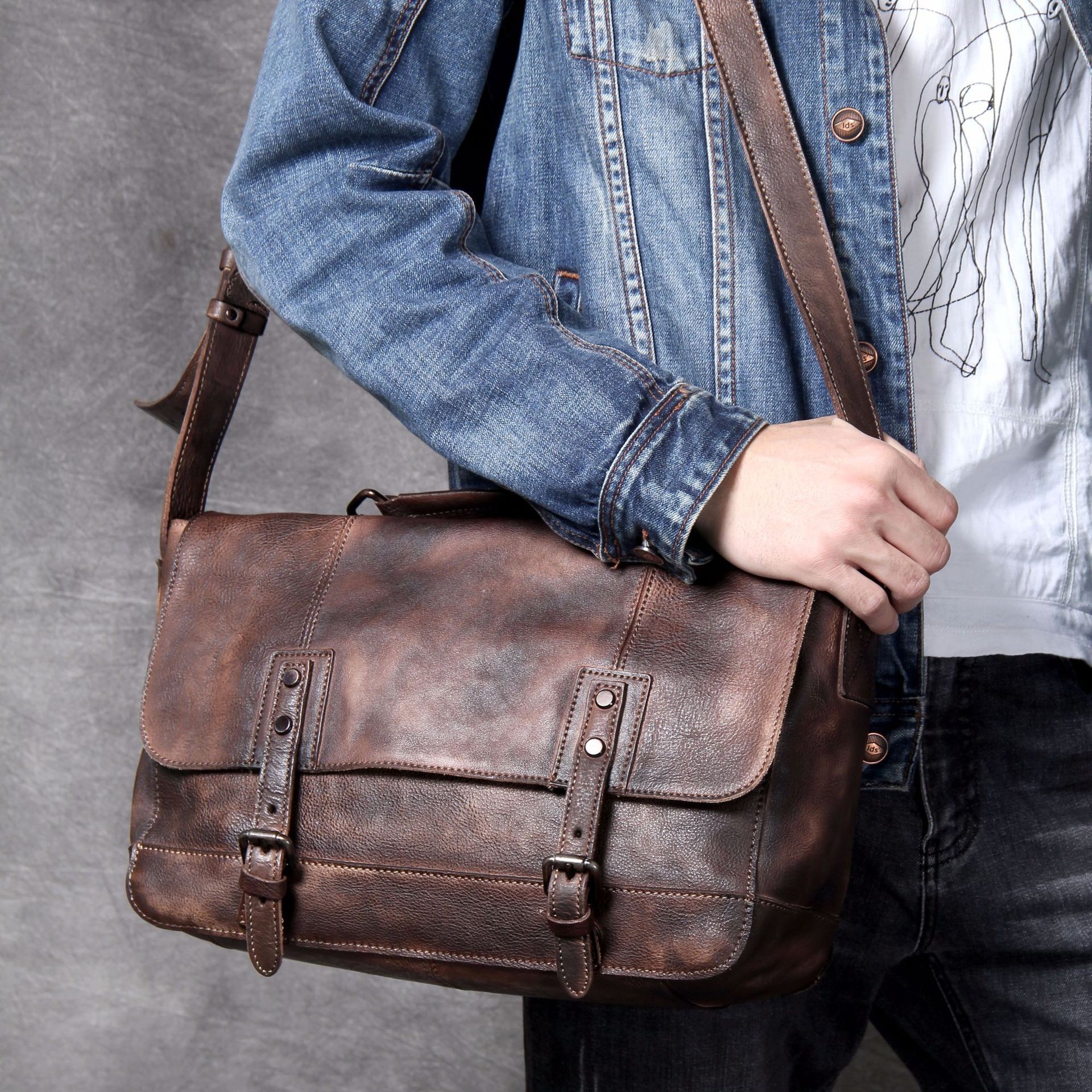 Bolso bandolera vintage de piel de vaca con un solo hombro y primera capa desgastada
