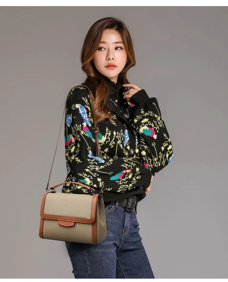 Bolso de mano de cuero suave con textura, elegante y moderno