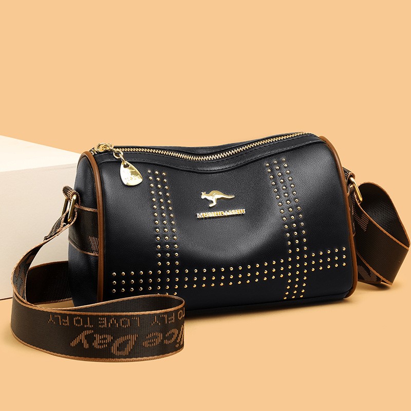 Bolso bandolera de cuero suave con remaches y patchwork en contraste de colores