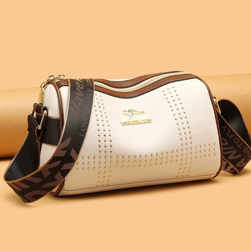 Bolso bandolera de cuero suave con remaches y patchwork en contraste de colores