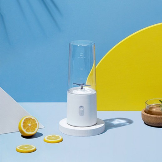 Exprimidor portátil de frutas automático para el hogar.