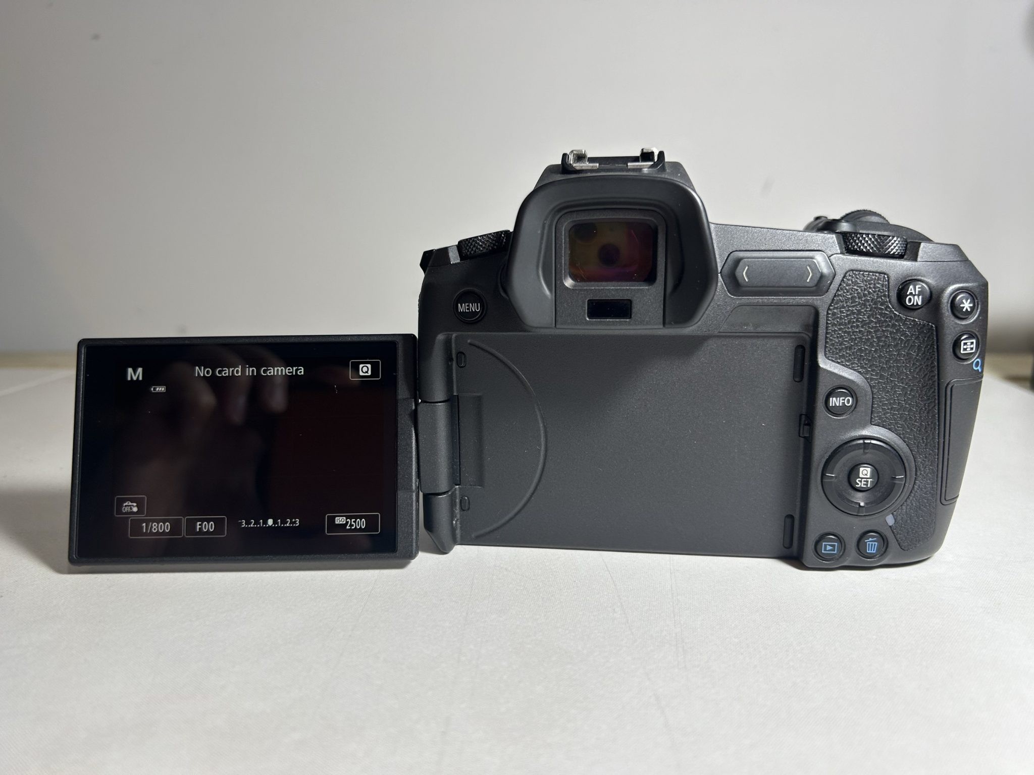 Kit Canon EOS R y RF 24-105 mm f/4 L IS USM con accesorios