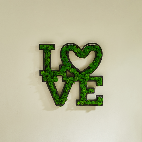 Letras de AMOR con musgo para decorar la pared