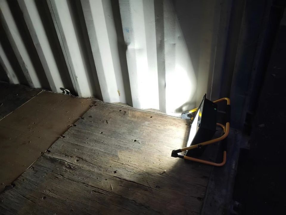 Luz de trabajo solar LED recargable portátil de 120 W, focos duraderos para exteriores