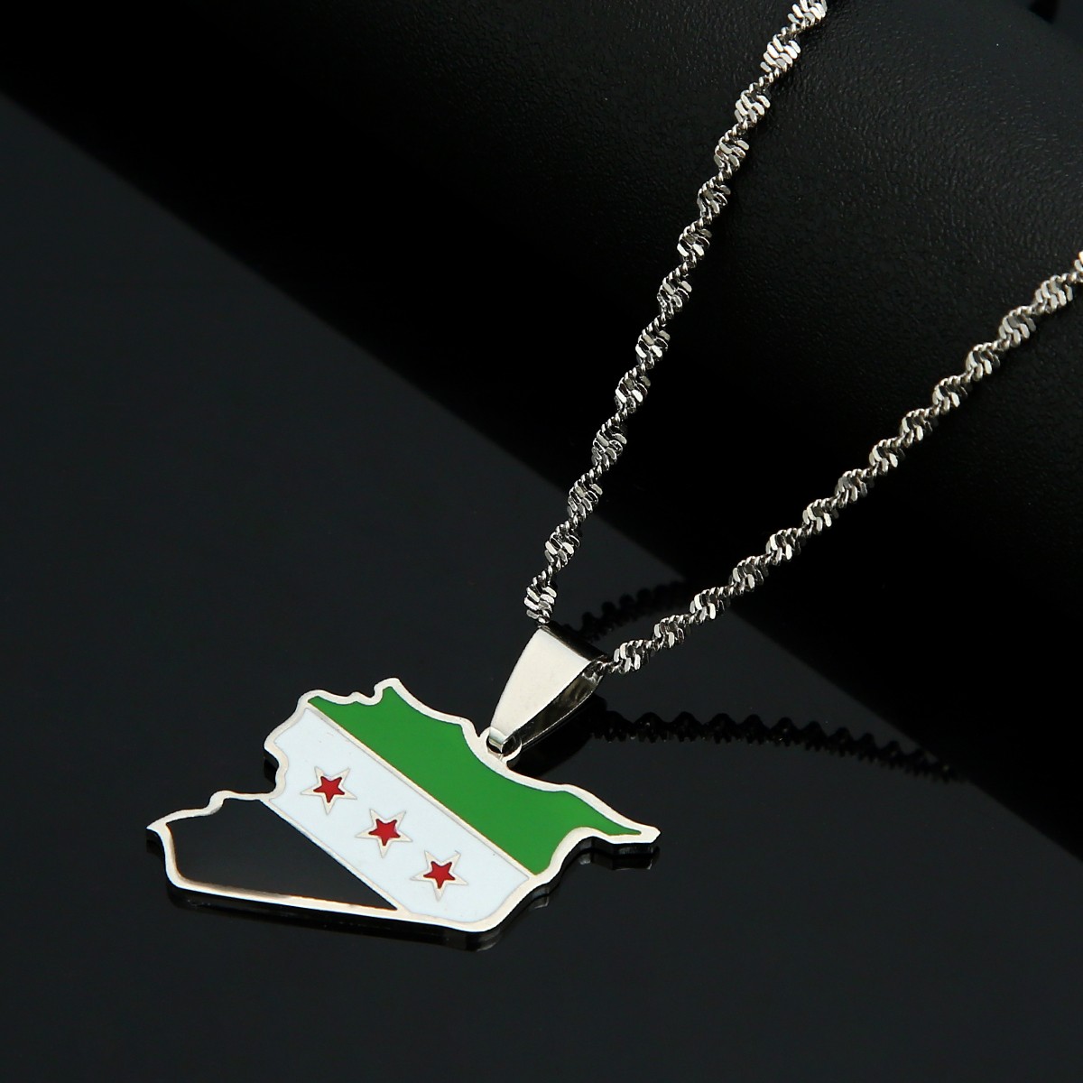 Collar con colgante de mapa y bandera de Siria