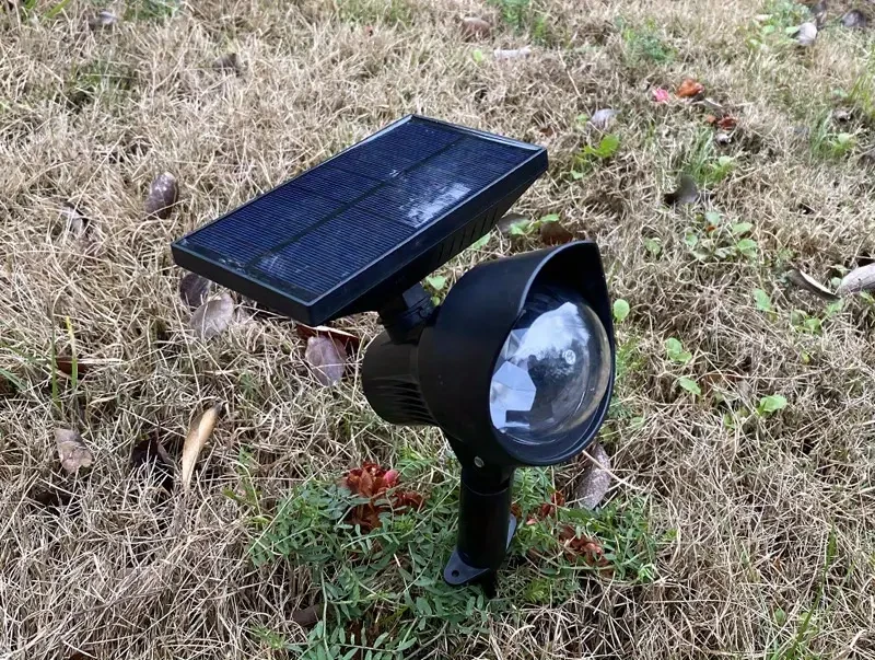 Nueva lámpara solar giratoria de proyección de color para exteriores, foco LED para exteriores