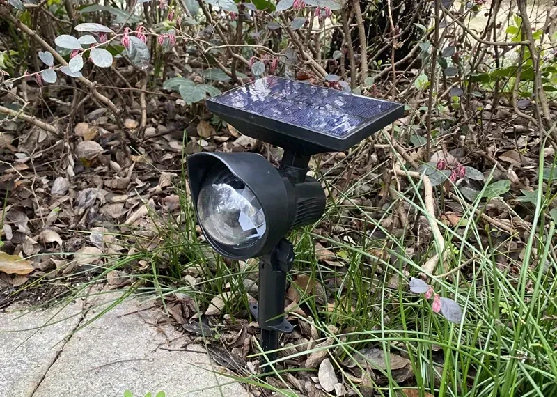Nueva lámpara solar giratoria de proyección de color para exteriores, foco LED para exteriores