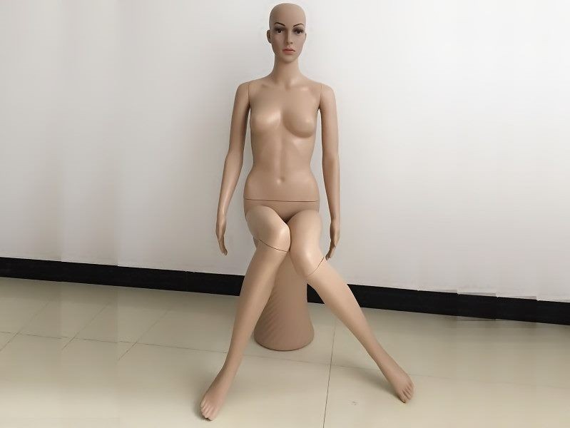 Maniquí femenino realista con base de metal y maquillaje, con partes del cuerpo desmontables.